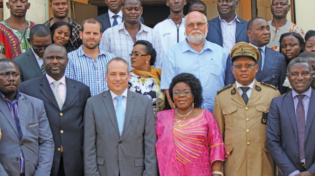 סגנית שר החקלאות של קמרון והשגריר רני גידור בטקס בכפר אובלה (צילום: יניר קוזין)