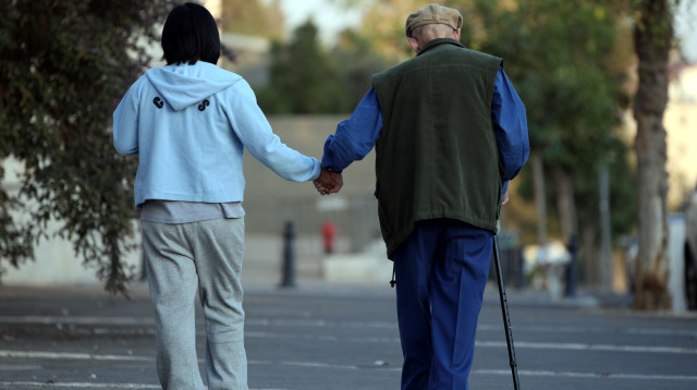 עובדת זרה עם קשיש. אילוסטרציה (צילום: פלאש 90)