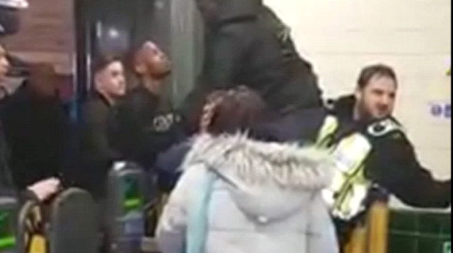 חילוץ מביך (צילום: יוטיוב)