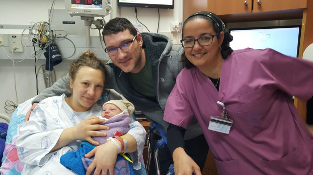 יבגניה ואנדרי דנור ילדו בת ב-2018 (צילום: המרכז הרפואי ברזילי)