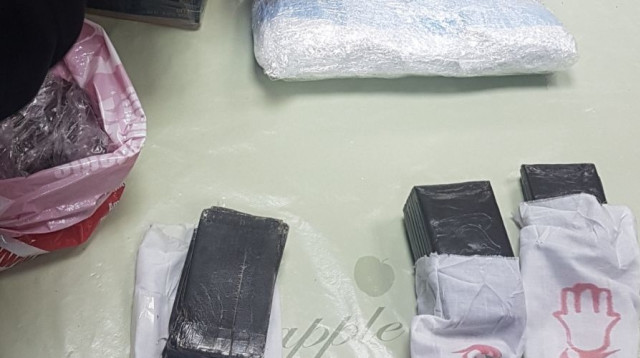 הסמים שאותרו על תושב ת"א (צילום: דוברות המשטרה)