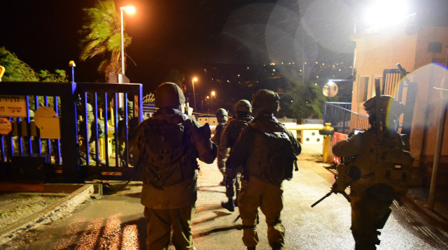 מעצר חשודים, ארכיון - למצולמים אין קשר לנאמר בכתבה (צילום: דובר צה"ל)