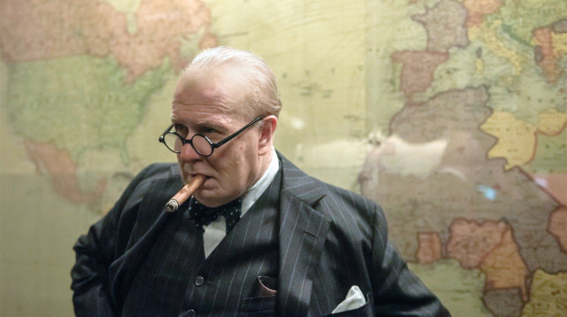 גארי אולדמן ב"שעה אפלה" (צילום: אלקו מדיה דיסטרביושן)