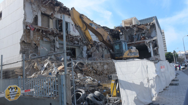 הריסת בניין בני ברית בתל אביב (צילום: אבשלום ששוני)