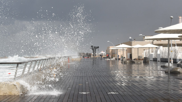 נמל תל אביב לקראת הסופה (צילום: אבשלום ששוני)