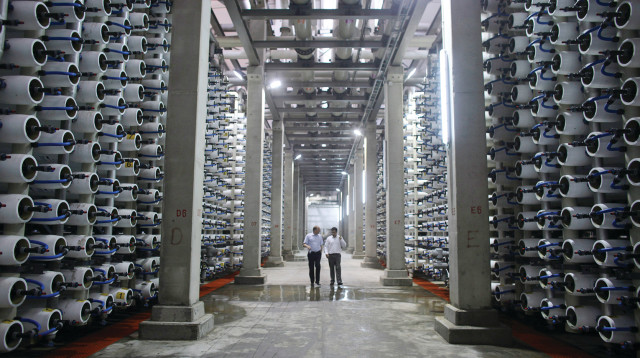 מתקן התפלה בחדרה (צילום: רויטרס)