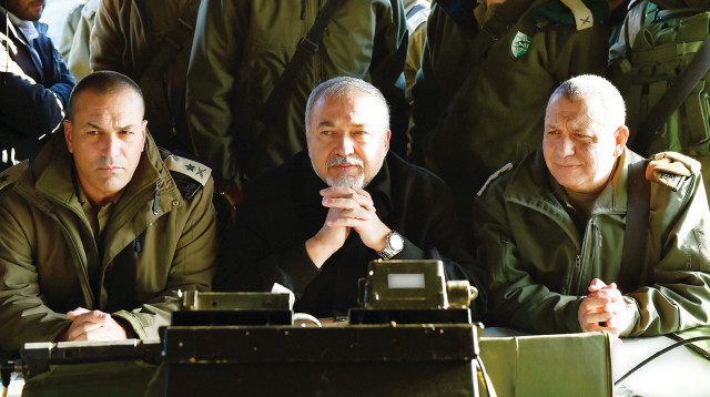 ליברמן ואיזנקוט במהלך תרגיל בדרום  (צילום: אריאל חרמוני, משרד הביטחון)