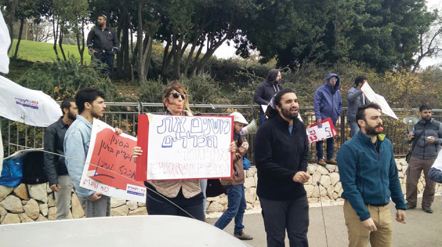 עובדי רשות חסות הנוער מפגינים מול משרד הרווחה (צילום: צילום פרטי)