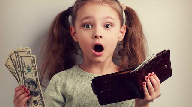 ילדה קטנה מחזיקה כסף, צילום אילוסטרציה (צילום: istockphoto)