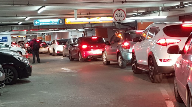 פקקים בחניון קריית הממשלה (צילום: ואדים אפשטיין)