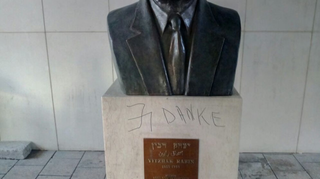 פסל של רבין שהושחת בכיכר רבין בת"א  (צילום: דוברות המשטרה)