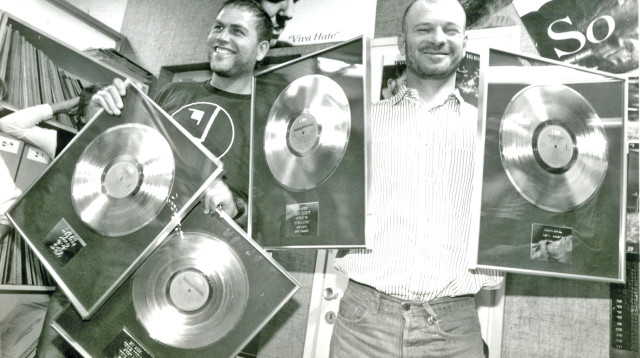 יהודה פוליקר ויעקב גלעד, אפר ואבק (צילום: ראובן קסטרו)