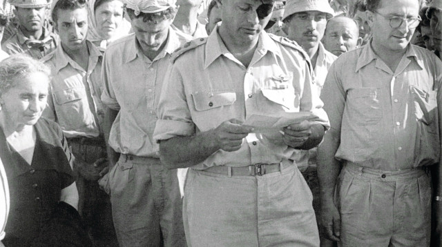 דיין נואם בלויה של רועי רוטברג (צילום: עיתון במחנה)