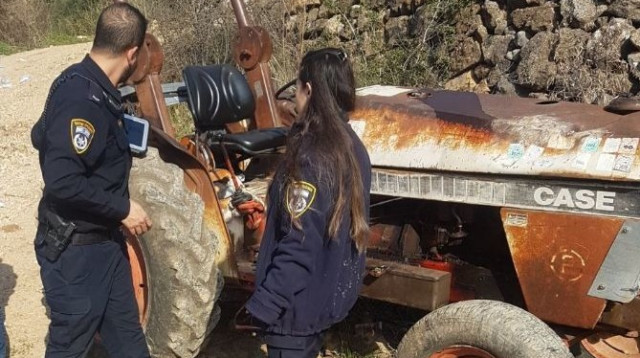 שוטרים בזירת הטרקטור שהתהפך (צילום: דוברות המשטרה)
