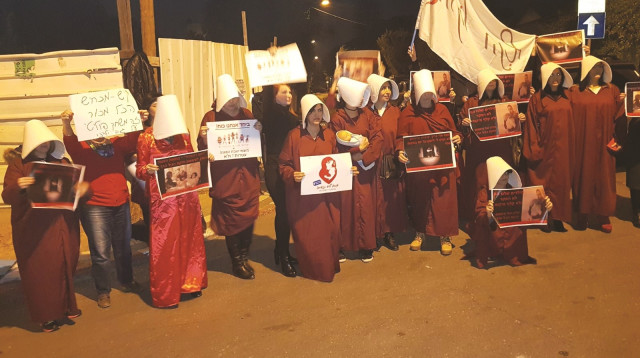 מחאת האמהות מול ביתה של שרת המשפטים (צילום: אמא ללא תנאים)