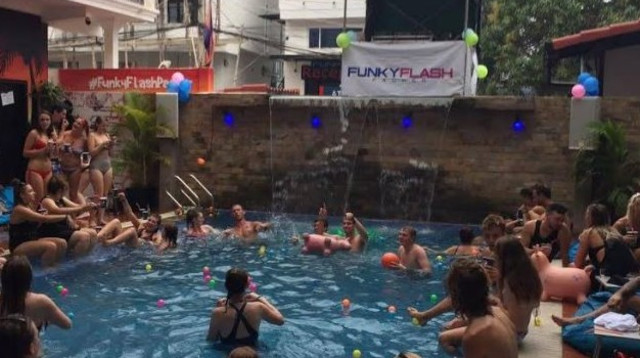 מסיבת בריכה בקמבודיה  (צילום: עינת אוליבייר)