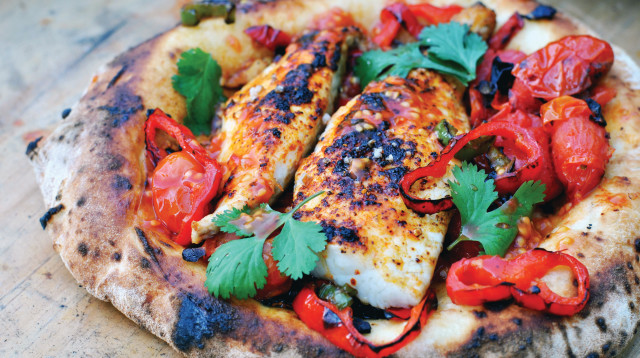 מסחן דגים ועגבניות  צלויות על פיתה אפויה (צילום: פסקל פרץ-רובין)