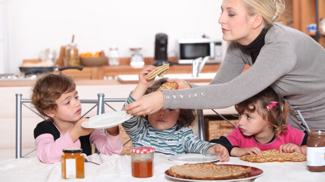 ילדים אוכלים (צילום: אינג אימג')