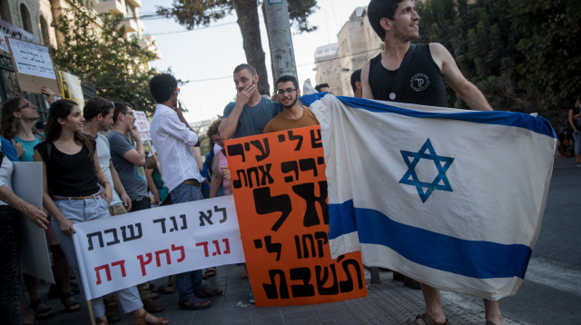 הפגנה בירושלים נגד סגירת עסקים בשבת (צילום: יונתן זינדל, פלאש 90)