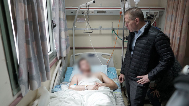 השר גלעד ארדן מבקר את פצועי הפעולה בג'נין (צילום: דוברות מג"ב)