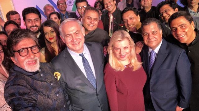 כוכבי בוליווד עם בני הזוג נתניהו (צילום: אבי אוחיון, לע"מ)
