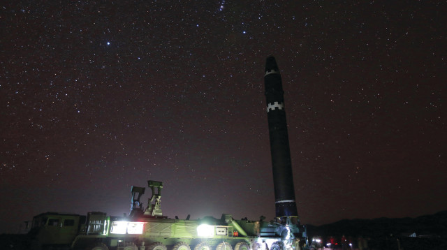 הוואסונג־15, הטיל הבליסטי החדש של קוריאה הצפונית (צילום: רויטרס)