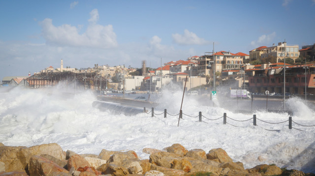 נמל יפו סוער (צילום: יעקב לדרמן, פלאש 90)