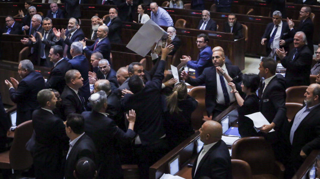 התפרעות הח"כים הערבים בנאום פנס בכנסת (צילום: גיל יוחנן, פול)