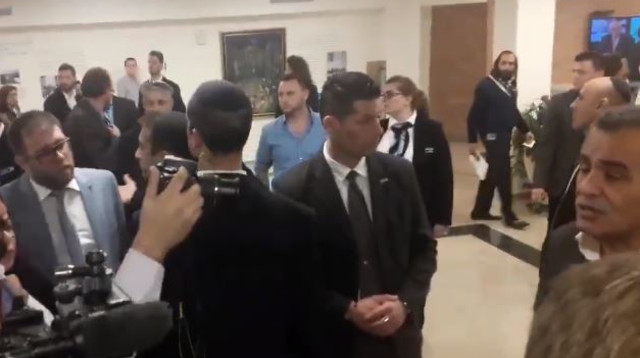 מאבטחים מפרידים בין הח"כים חזן וזחאלקה (צילום: ישראל אוחיון, אקטואליק)