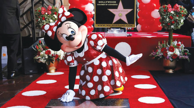 מיני מאוס עם הכוכב בהוליווד (צילום: רויטרס)