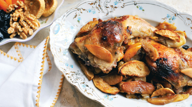 חלקי עוף ממולאים בפירות מיובשים  (צילום: פסקל פרץ-רובין)