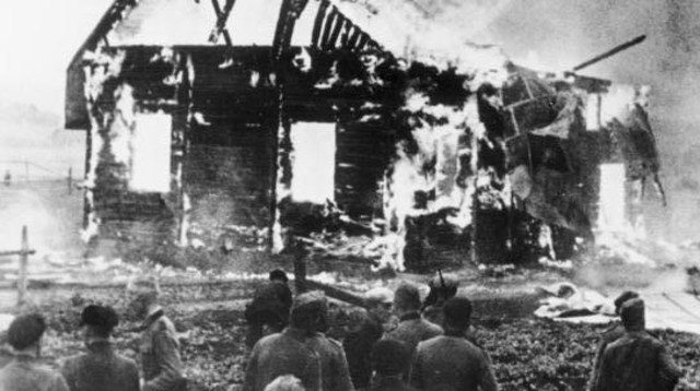 ליטאים שורפים בית כנסת, 1941 (צילום: CC BY-SA 3.0)