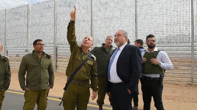 ליברמן בסיור בגדר הגבול עם ירדן (צילום: אריאל חרמוני, משרד הביטחון)