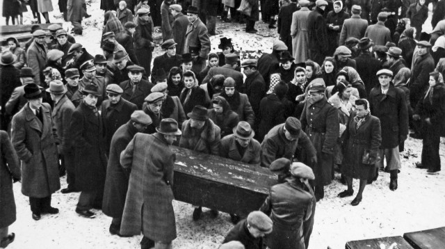 ניצולי צ'נסטוחובה מביאים למנוחות את הנרצחים בגטו  (צילום: ארכיון יד ושם)
