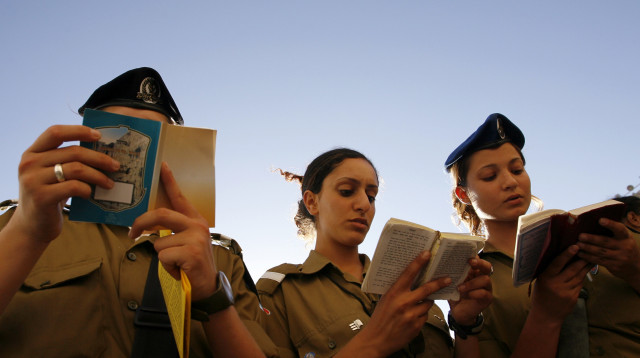 חיילות דתיות  (צילום: רויטרס)