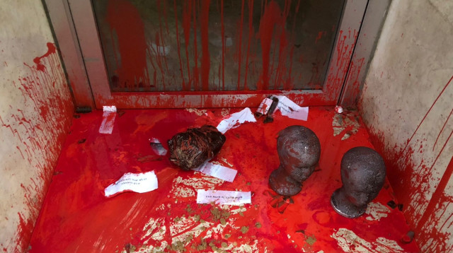 בניין רשות האוכלוסין וההגירה בפלורנטין הושחת (צילום: דוברות המשטרה)