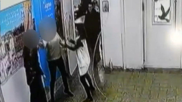 אם מכה את המורה של בנה (צילום: מצלמות אבטחה)