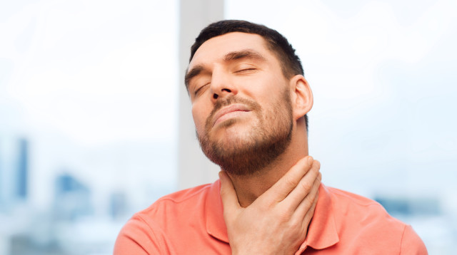 גבר מחזיק בגרונו. אילוסטרציה  (צילום: אינג אימג')