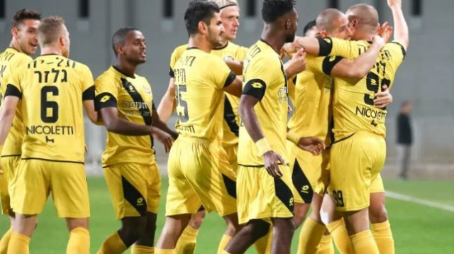 שחקני מכבי נתניה חוגגים  (צילום: דני מירון)