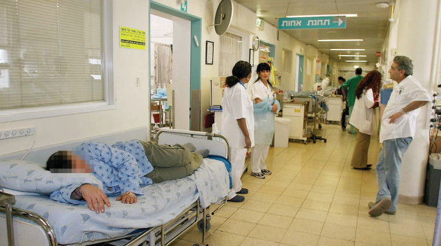 חולים במסדרון בית החולים, ארכיון (צילום: גדעון מרקוביץ, פלאש 90)