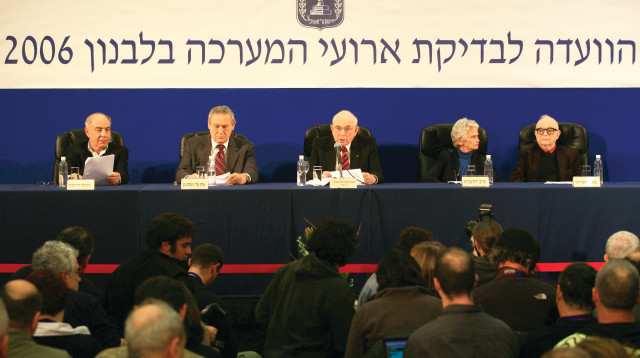 חברי ועדת וינוגרד פרופ' דרור (מימין), פרופ' גביזון, השופט וינוגרד, אלוף (במיל') עינן וד"ר נדל ביום ה (צילום: נתי שוחט, פלאש 90)