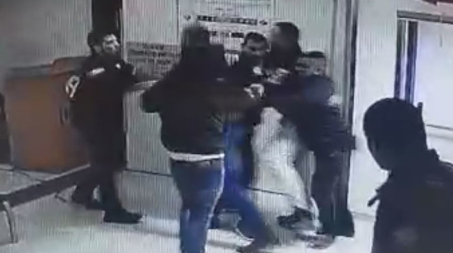 צעיר תוקף אנשי צוות בבית חולים העמק (צילום: מצלמות אבטחה)