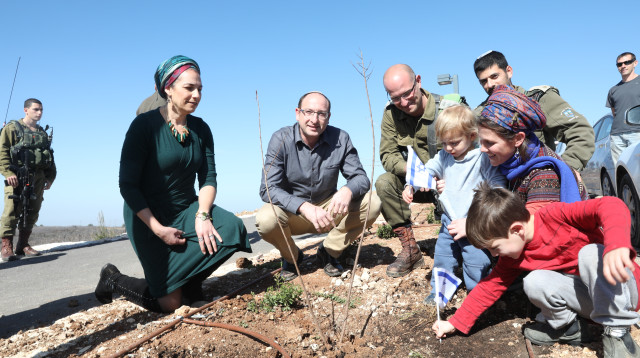 נטיעות לזכר גיל-עד שאער (צילום: מרים צחי)