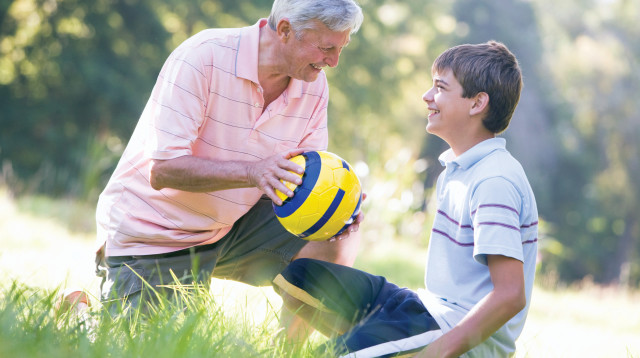 סבא ונכד (צילום: אינג אימג')