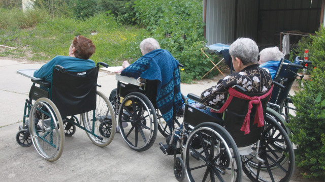 קשישים סיעודיים על כסאות גלגלים (צילום: יוסי אלוני)