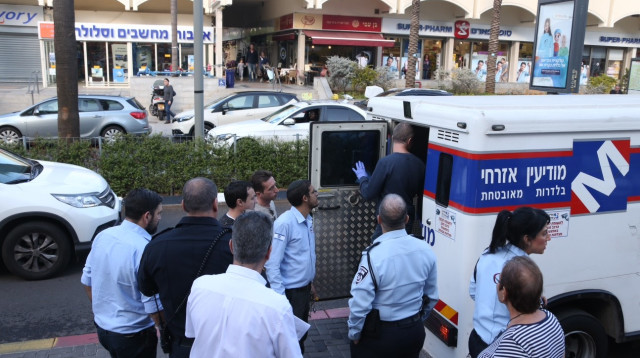 שוד רכב מודיעין אזרחי בגני תקווה (צילום: פלאש 90)