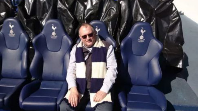 דיוויד ניומן עם הצעיף של טוטנהאם (צילום: פרטי)