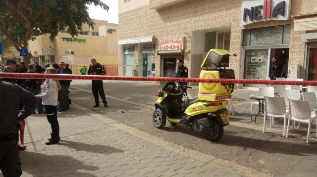 כוחות מד"א בזירת אירוע ירי בב"ש  (צילום: תיעוד מבצעי מד"א)