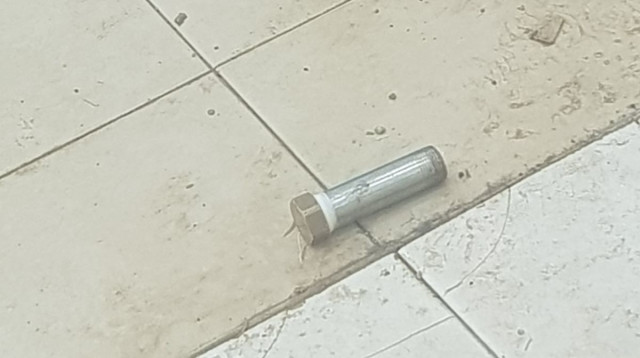 מטען צינור בכניסה לבית המשפט הצבאי בשומרון (צילום: דוברות המשטרה)