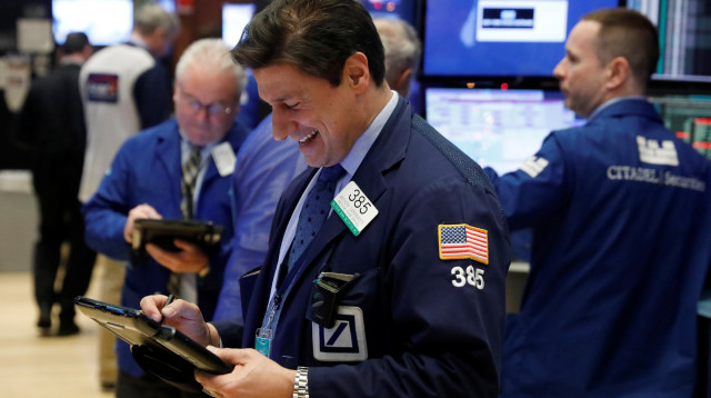 ברוקר בוול סטריט (צילום: רויטרס)